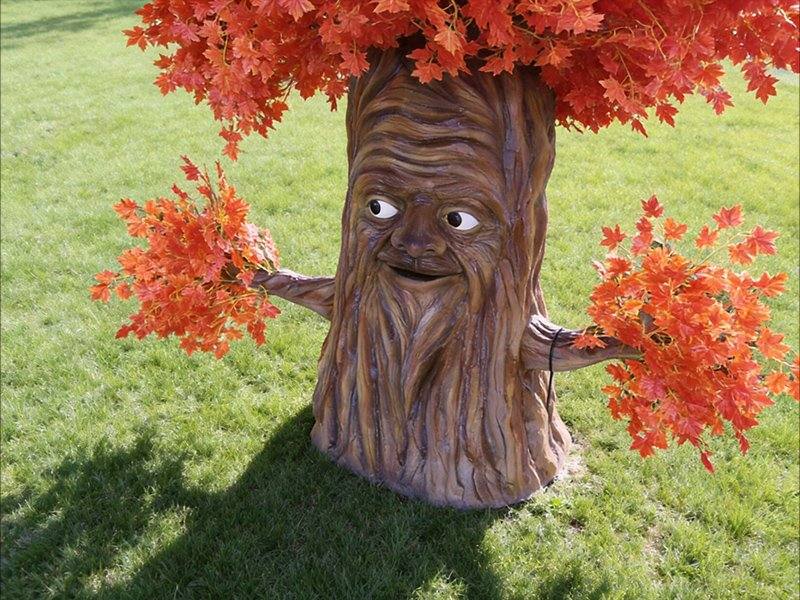 Animatronic tree and plant theming for immersive exhibition