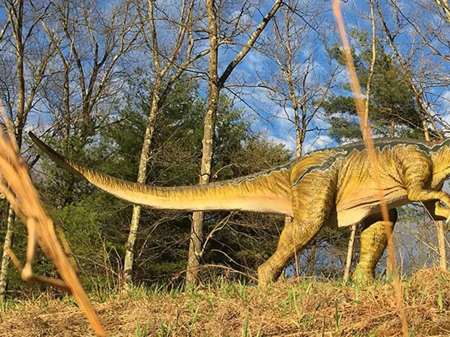 Close view of the twin crests on an animatronic Dilophosaurus