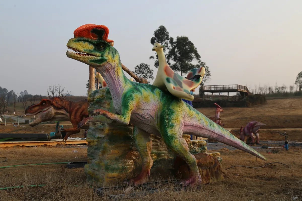 Ride-on Dilophosaurus animatronic dinosaur with twin crest for park rides