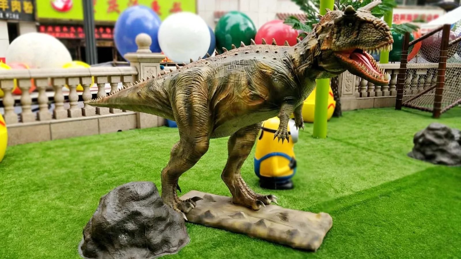 Side profile of the life-size animatronic Carnotaurus in a roaring pose.